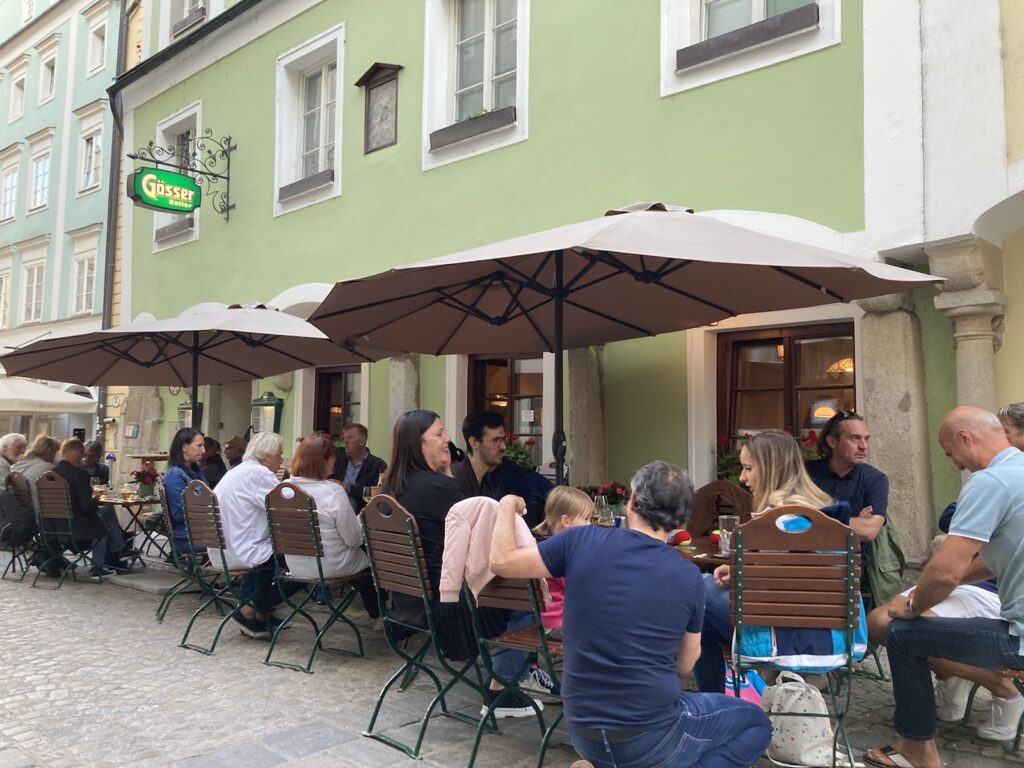 Gastgarten mit Gästen